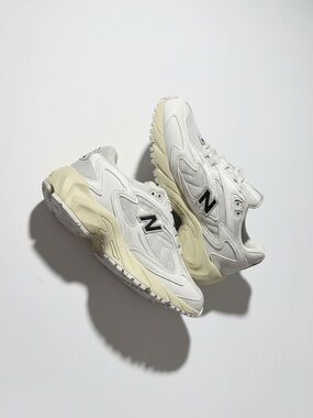 New Balance White and Cream Retro Chunky Sneakers Men’s size 7